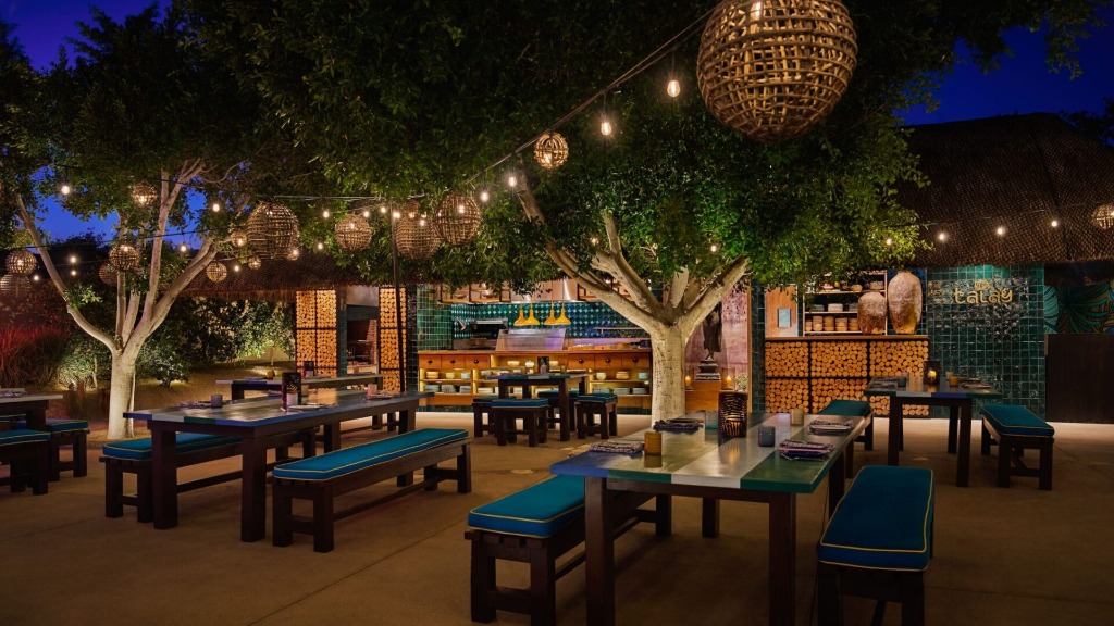 Ambiente nocturno bajo faroles en Restaurante Talay — Montage Los Cabos